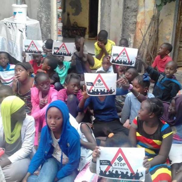 233 stop indifference bambini